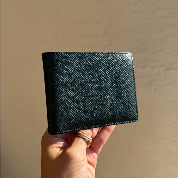 Elegant Louis Vuitton Epi Green Leather Wallet